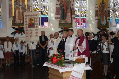 Архієпископ і Митрополит Перемисько-Варшавській Кир Іван Мартиняк відслужив Божественну Архиєрейську Літургію з нагоди золотого Ювілею 50-ліття парафії Чесного Хреста у Венгожеві 2015_10