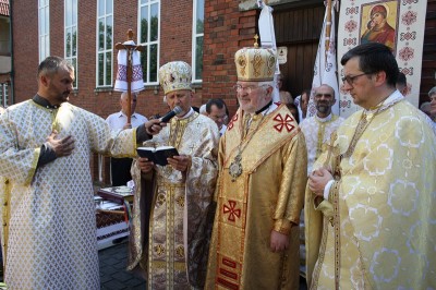 Архієпископ і Митрополит Перемисько-Варшавській Кир Іван Мартиняк відслужив Божественну Архиєрейську Літургію з нагоди золотого Ювілею 50-ліття парафії Чесного Хреста у Венгожеві 2015_7 (5)