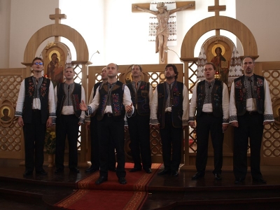 Хор «Камертон» ОУП Мазурського відділу та октет «Орфей» зі Львова у Венгожевській святині (7)